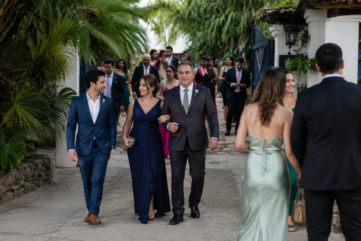 Formally dressed wedding guests arriving at a Brazilian ceremony venue